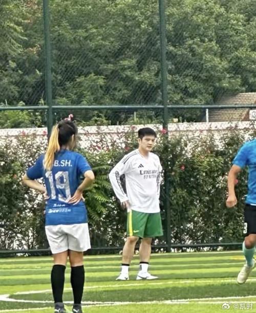 尊龙凯时人生就是博官网：女子跳高决赛即将开始，选手们备战紧张