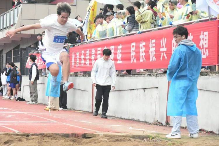 尊龙凯时app:男子铅球决赛即将开始,力量与技巧的比拼